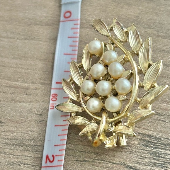 Vintage style Gold and Pearl Leaf Brooch - Picture 3 of 5